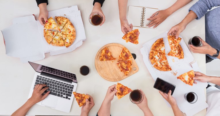 Postoji jako dobar razlog zbog kojeg biste na poslu trebali jesti pizzu